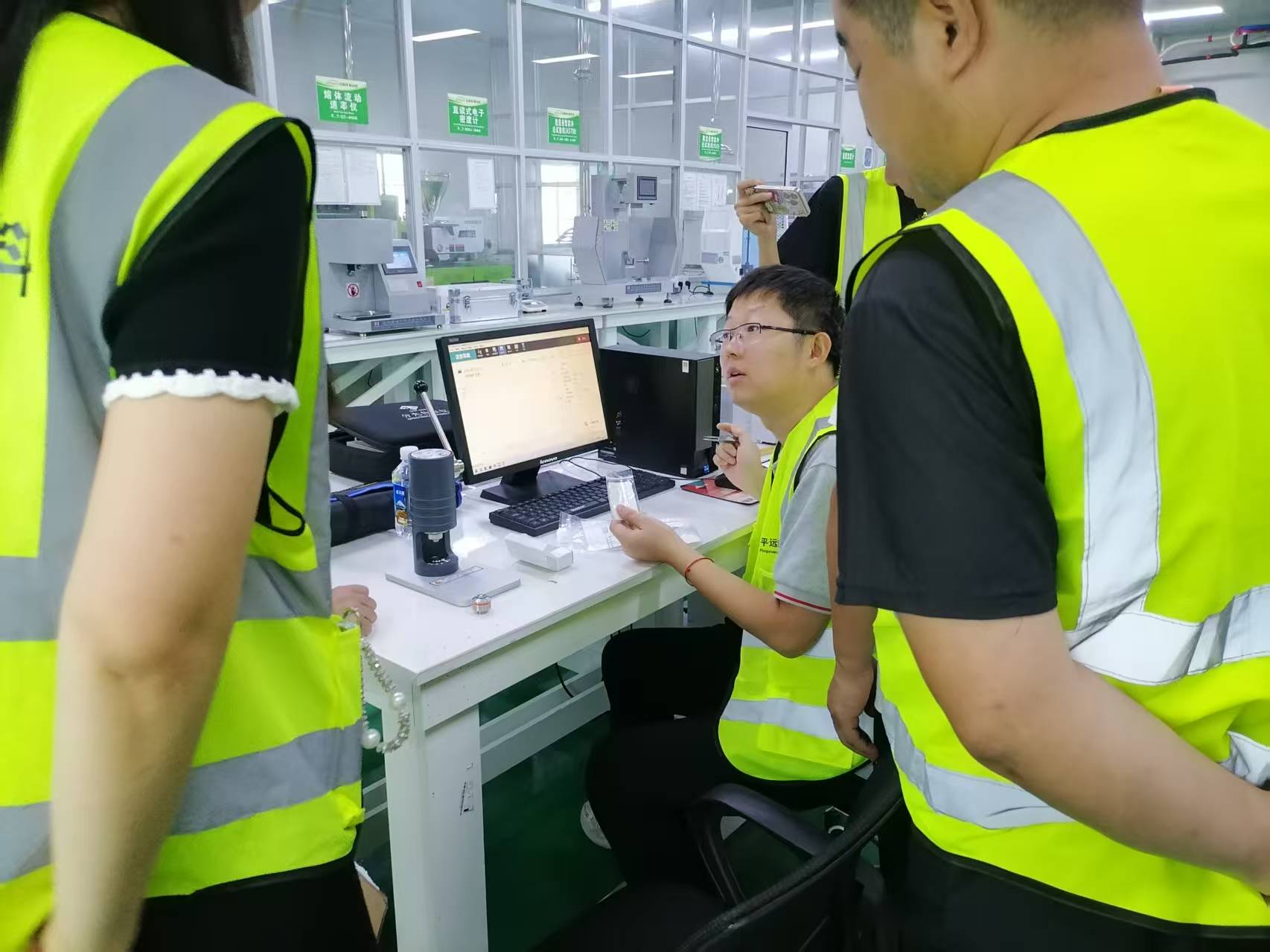 河南蜜桃MY.1688.COM新（xīn）材（cái）料科技有限公司實驗室引入日本島津高端檢測設備（bèi）並完成技術培訓